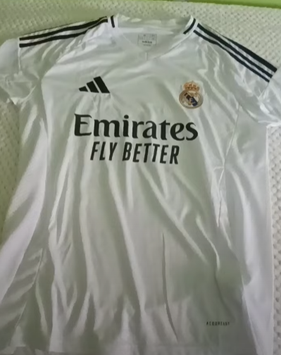 https://www.nogometnionline.com/wp-content/uploads/2024/11/dres-real-madrid-domaci-2024-25-1.png