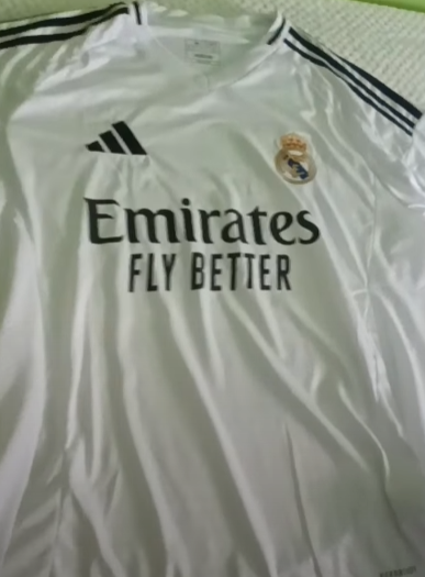 https://www.nogometnionline.com/wp-content/uploads/2024/11/dres-real-madrid-domaci-2024-25.png