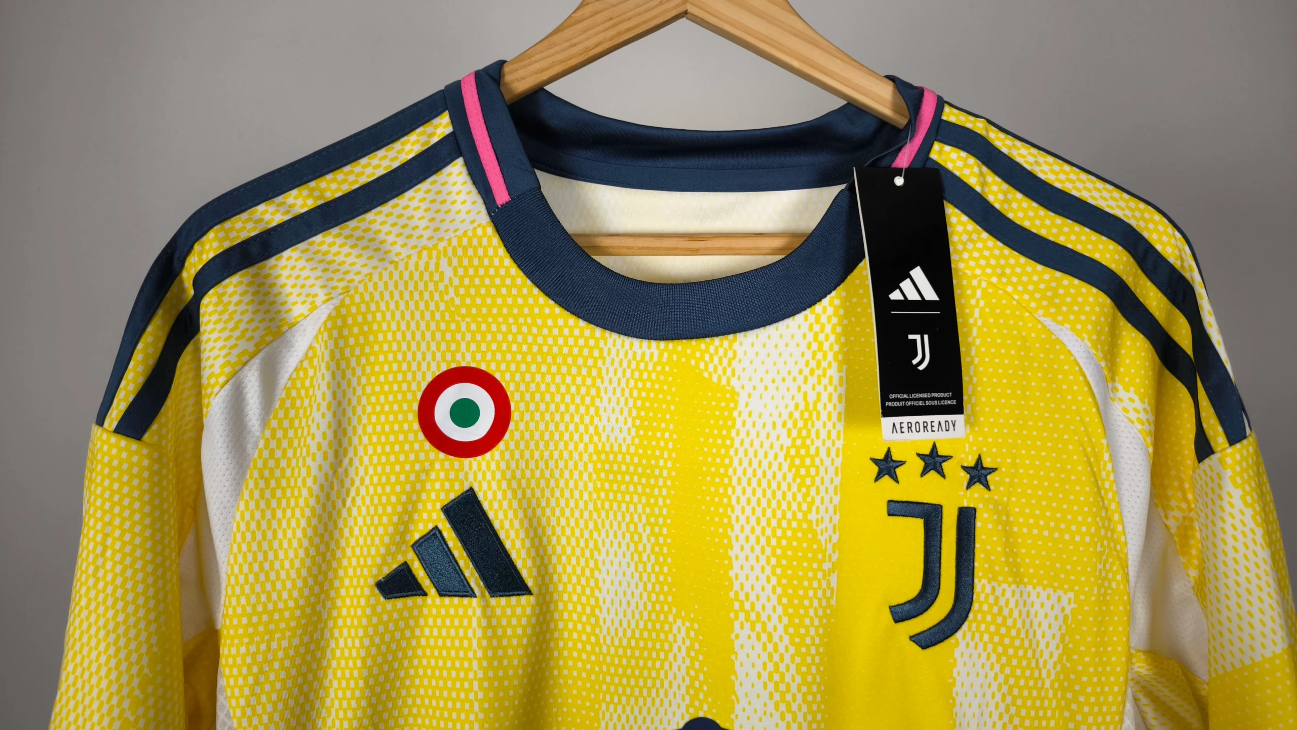 https://www.nogometnionline.com/wp-content/uploads/2024/12/Juventus-dres-rumena-scaled.webp